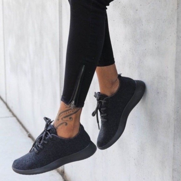 womens all black runners